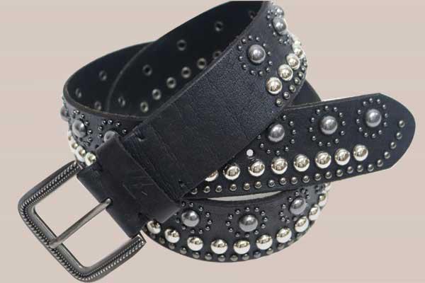 Ceinture en cuir cloutée