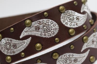 Ceinture en cuir cloutée