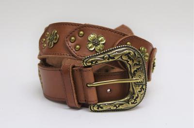 Ceinture en cuir cloutée
