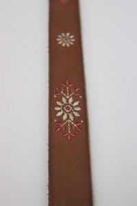 Ceinture en cuir brodée