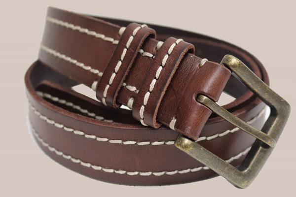 Ceinture en cuir cousue