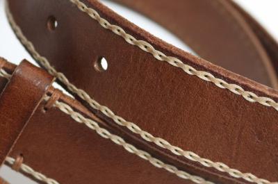 Ceinture en cuir cousue